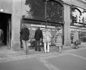 880178 Afbeelding van winkelend publiek voor de etalage van het warenhuis HEMA (Oudegracht 137) te Utrecht, waar de in ...